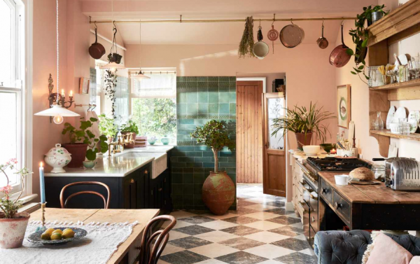 Dapur dengan lantai ubin motif dan kursi tinggi berlapis kulit